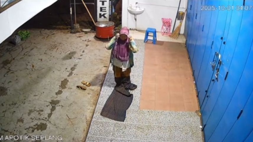 Viral Ibu Rutin Salat Subuh di Teras Ruko, Aksinya Bikin Haru Warganet