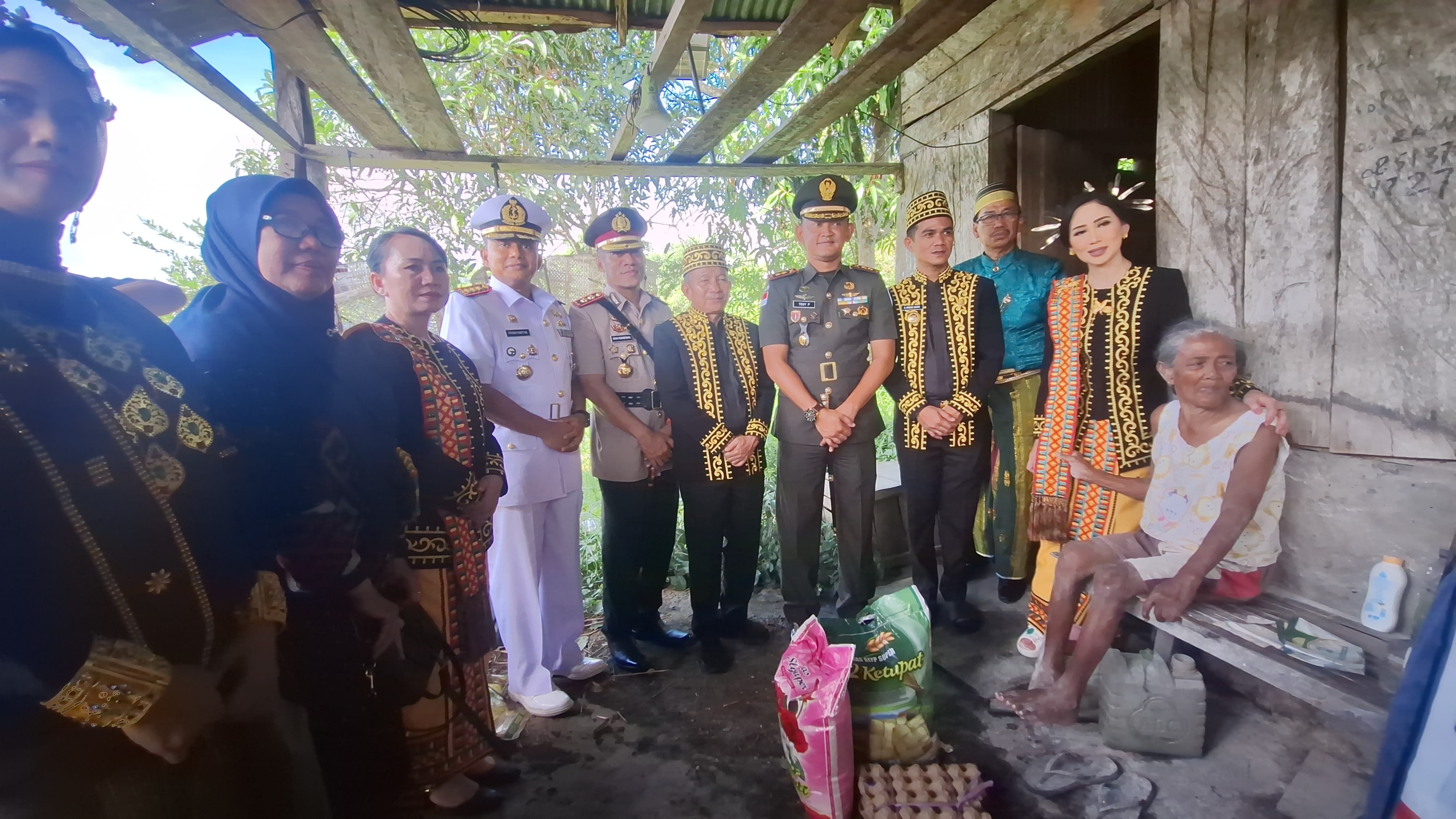 Pemkab Nunukkan Bersama Forkopimda Berikan Bantuan Permakanan Bagi Kelompok Rentan