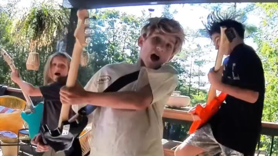 Band Anak-Anak Ini Syuting Video Musik Pakai Kamera Pintu Rumah, Hasilnya Bikin Kagum