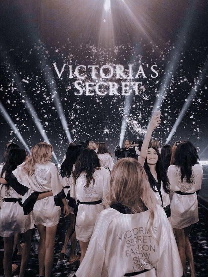 Penampilan Memukau Jasmine Tookes Pada Victoria s Secret Fashion Show 2025