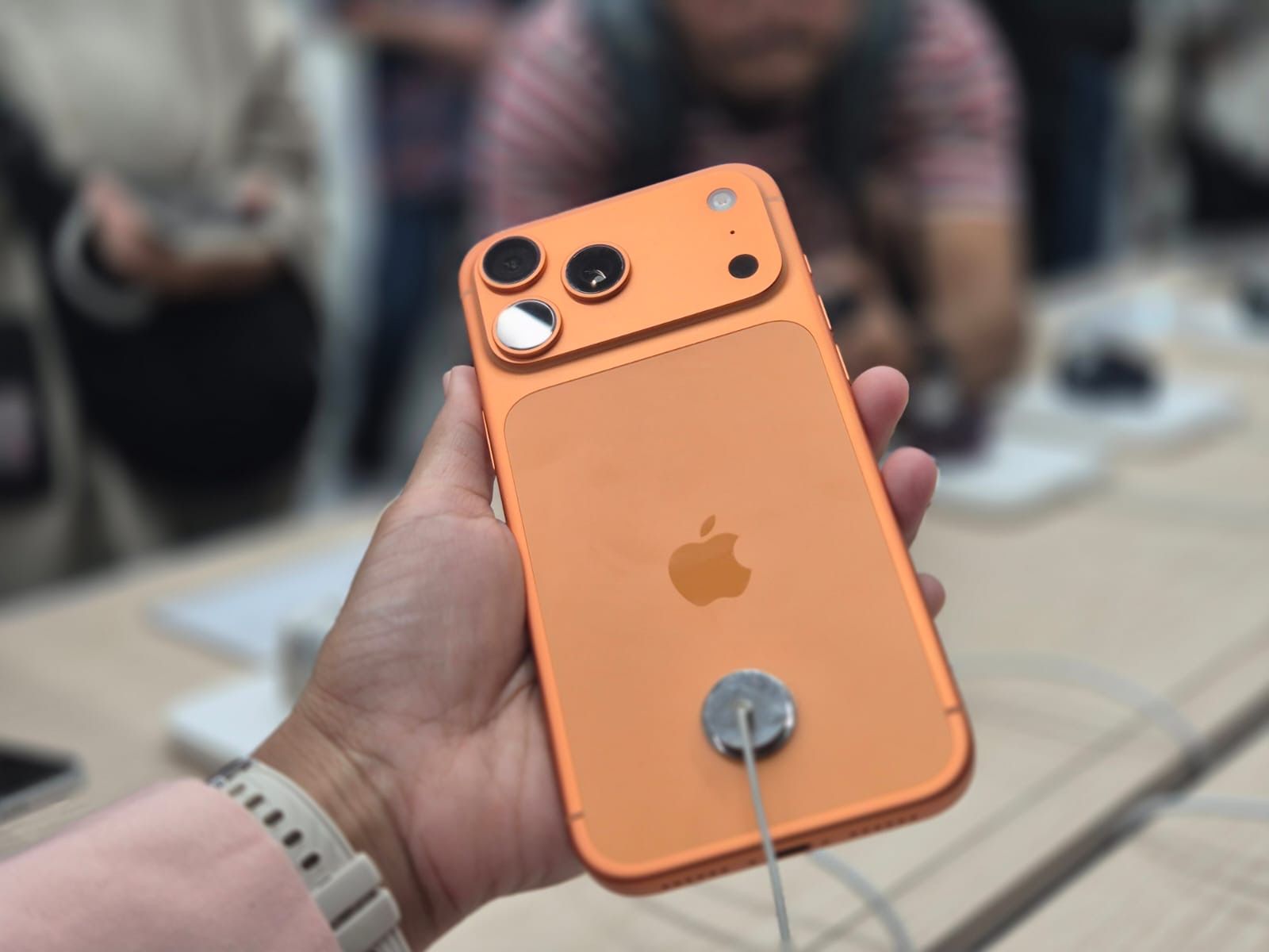 Heboh iPhone 17! Calo Raup Untung Gila-gilaan, Stok Ludes dalam Sekejap