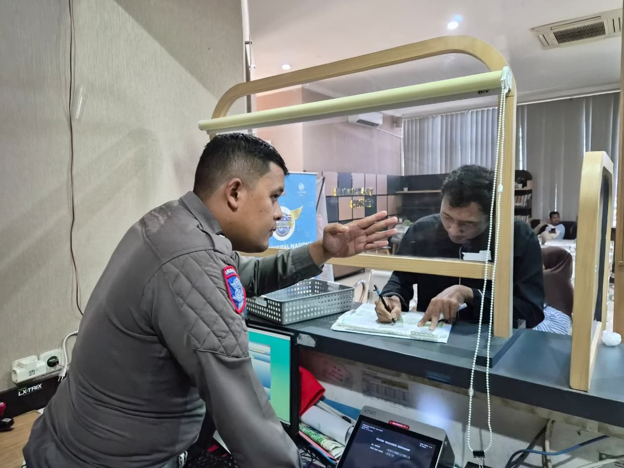 Polantas Menyapa: Satlantas Polres Purwakarta Konsisten Edukasi Mekanisme Penerbitan STNK kepada Masyarakat