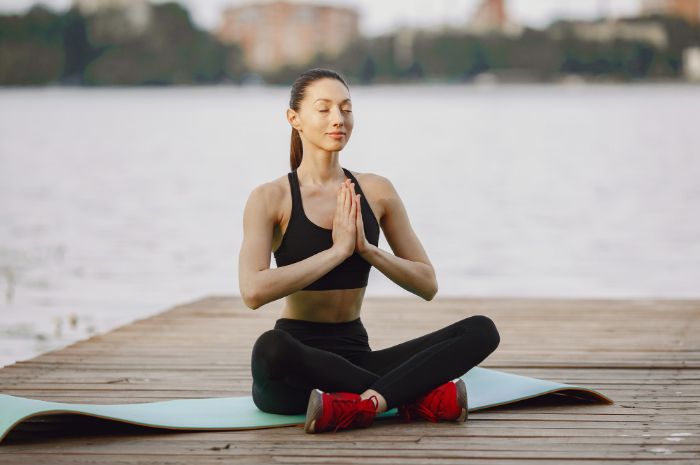 5 Kebiasaan Sepele saat Yoga yang Bisa Bikin Sendi Cepat Rusak