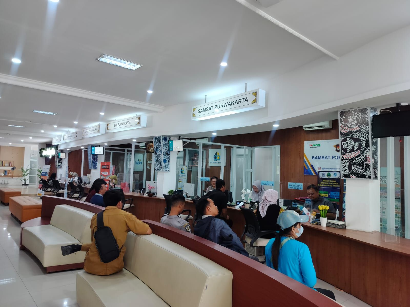 Polantas Menyapa: Satlantas Polres Purwakarta Terus Gencarkan Edukasi Penerbitan STNK di MPP Madukara