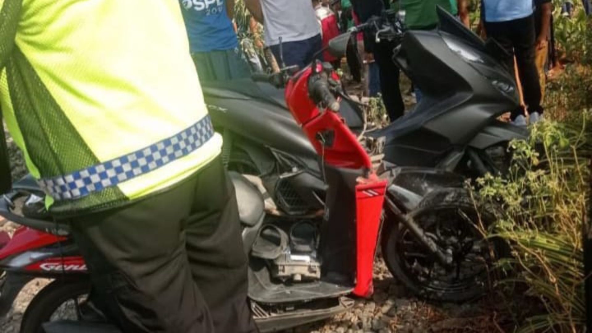 Pengendara Motor Tewas Tertabrak KA Brantas di Perlintasan Tuparev Karawang