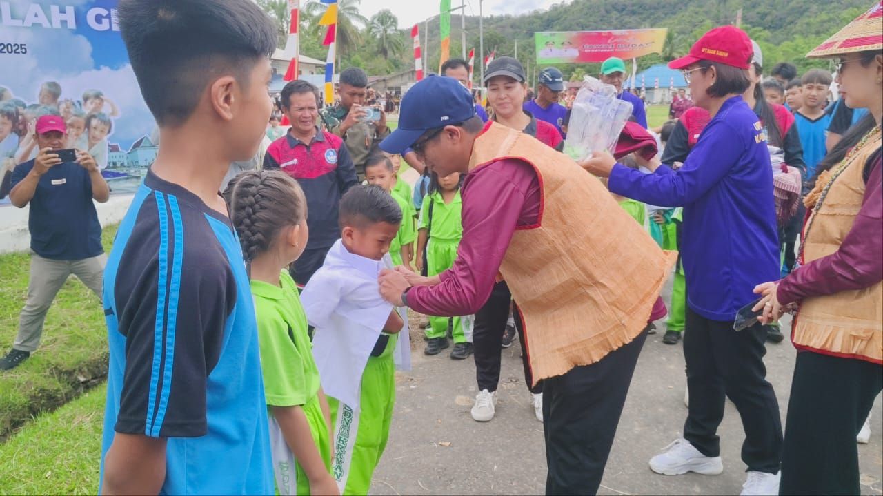 Bupati Nunukan Pimpin Pembagian Serentak Seragam Sekolah Gratis