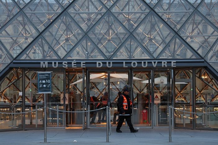 Polisi Tangkap Sejumlah Orang Terkait Pencurian di Museum Louvre