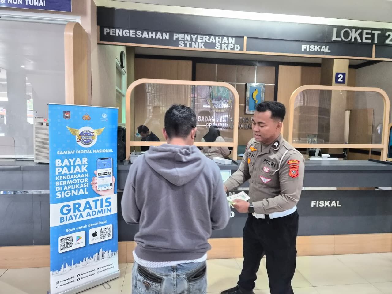 POLANTAS MENYAPA: Sosialisasi dan Edukasi Peraturan di Bidang Pelayanan Mekanisme Penerbitan STNK