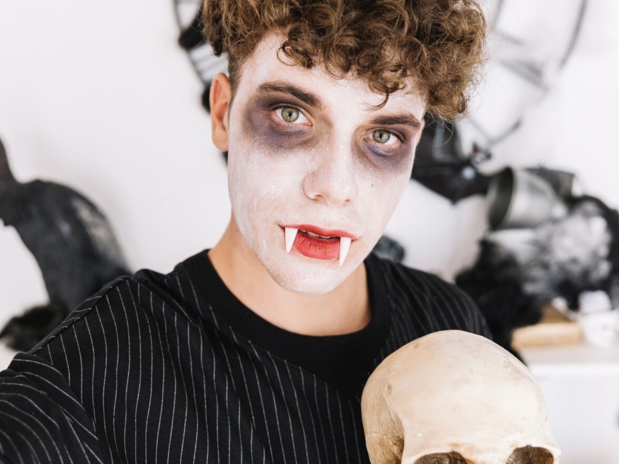 7 Ide Kostum Halloween 2025 untuk Pria yang Keren dan Elegan