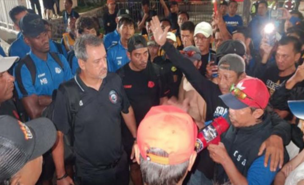 Aremania Hadang Official Arema FC Usai Kalah dari Borneo FC, Sampaikan Pesan Tegas di Kanjuruhan