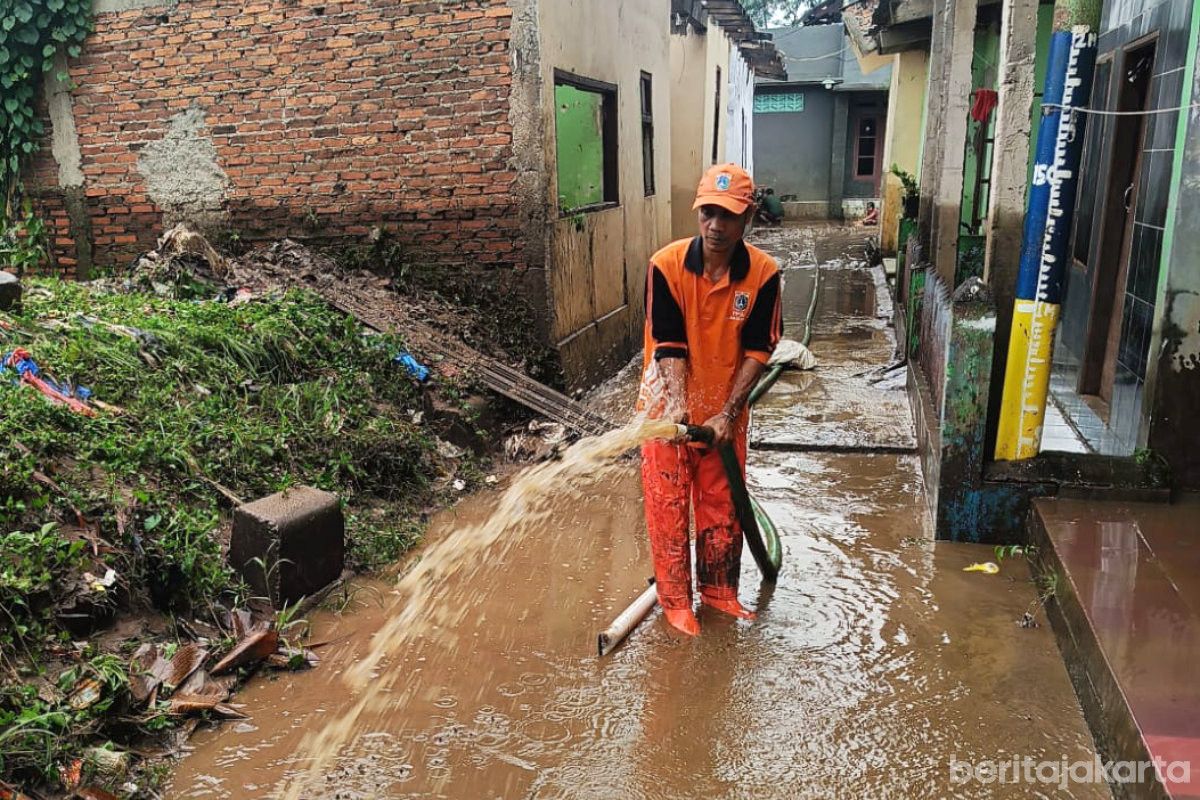 Genangan di Jakarta Timur Akibat Luapan Kali Ciliwung Mulai Surut