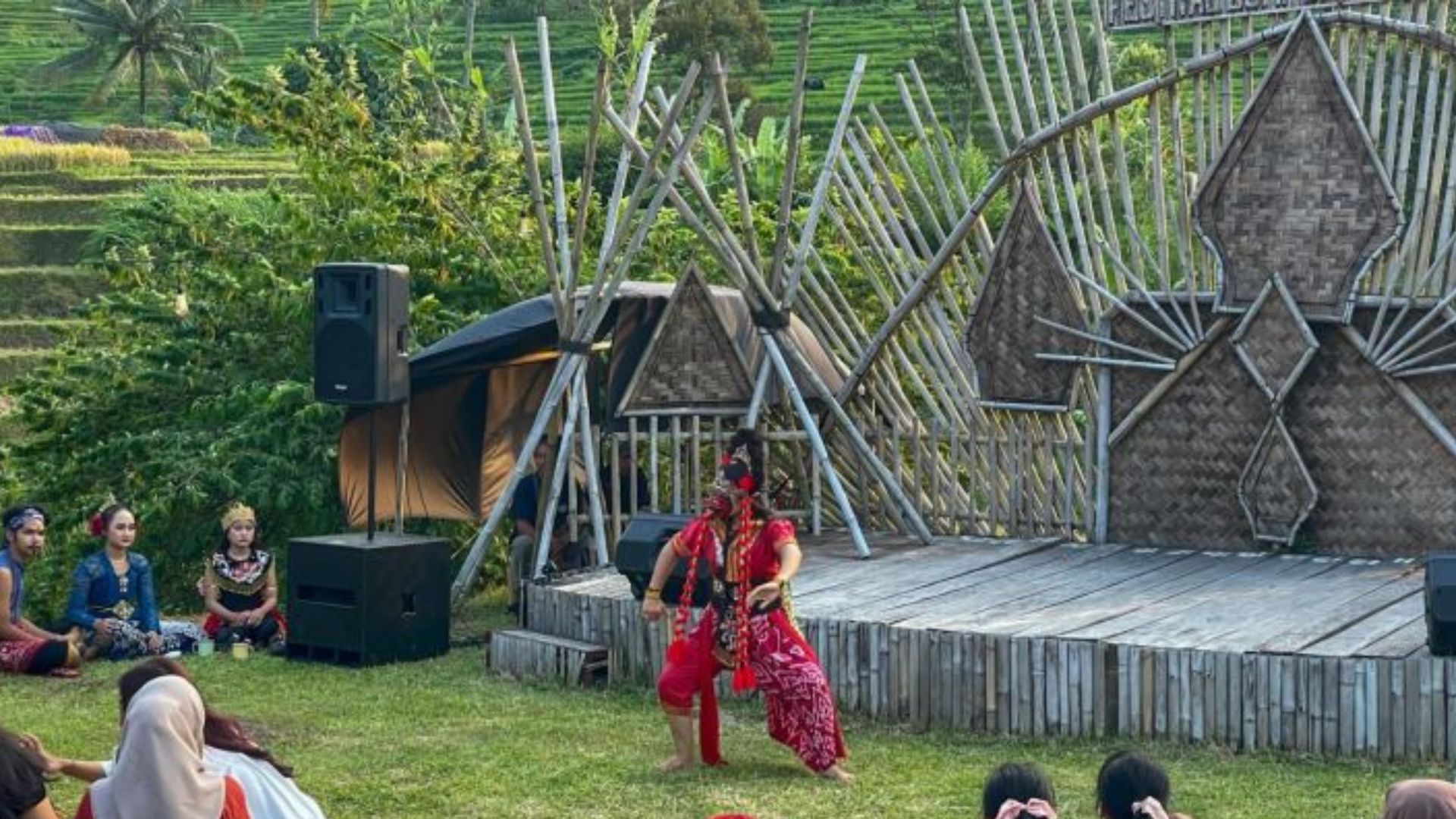 Dari Tarian Topeng hingga Jajanan Kampung, Bantaragung Hidupkan Ekonomi Warga