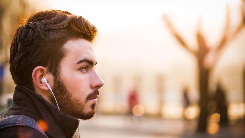 4 Karakter Unik Orang yang Suka Mengulang Lagu Favorit Berkali kali, Apa Saja?