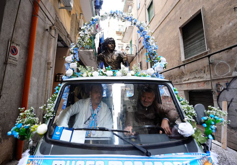 Patung Diego Maradona Diarak Keliling Kota Naples untuk Mengenang Ulang Tahun ke-65 Sang Legenda
