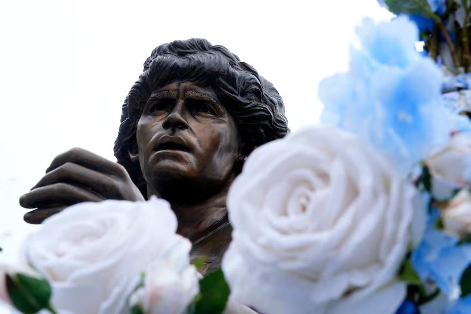 Patung Diego Maradona Diarak Keliling Kota Naples untuk Mengenang Ulang Tahun ke-65 Sang Legenda