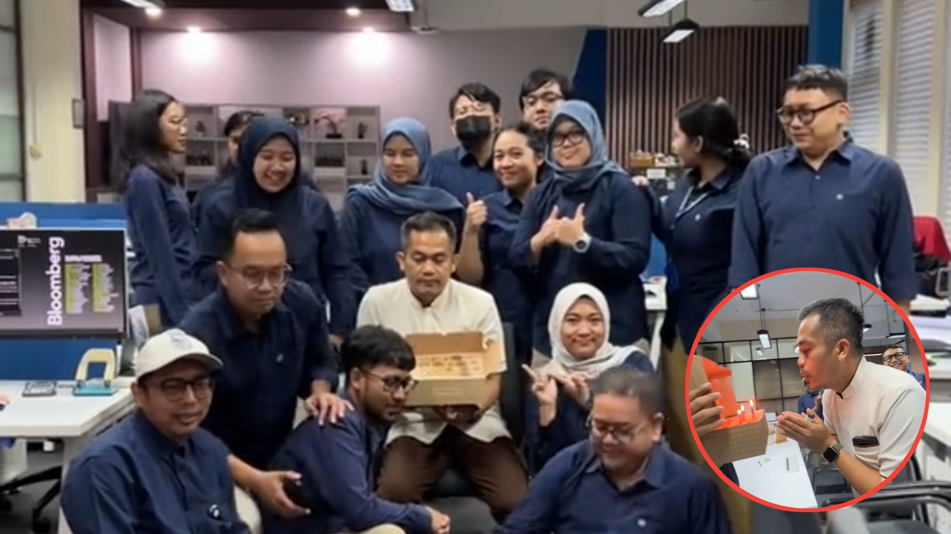 Momen Haru Bapak Ini Mendapat Kejutan Ultah Spesial dari Para Karyawan di Kantor