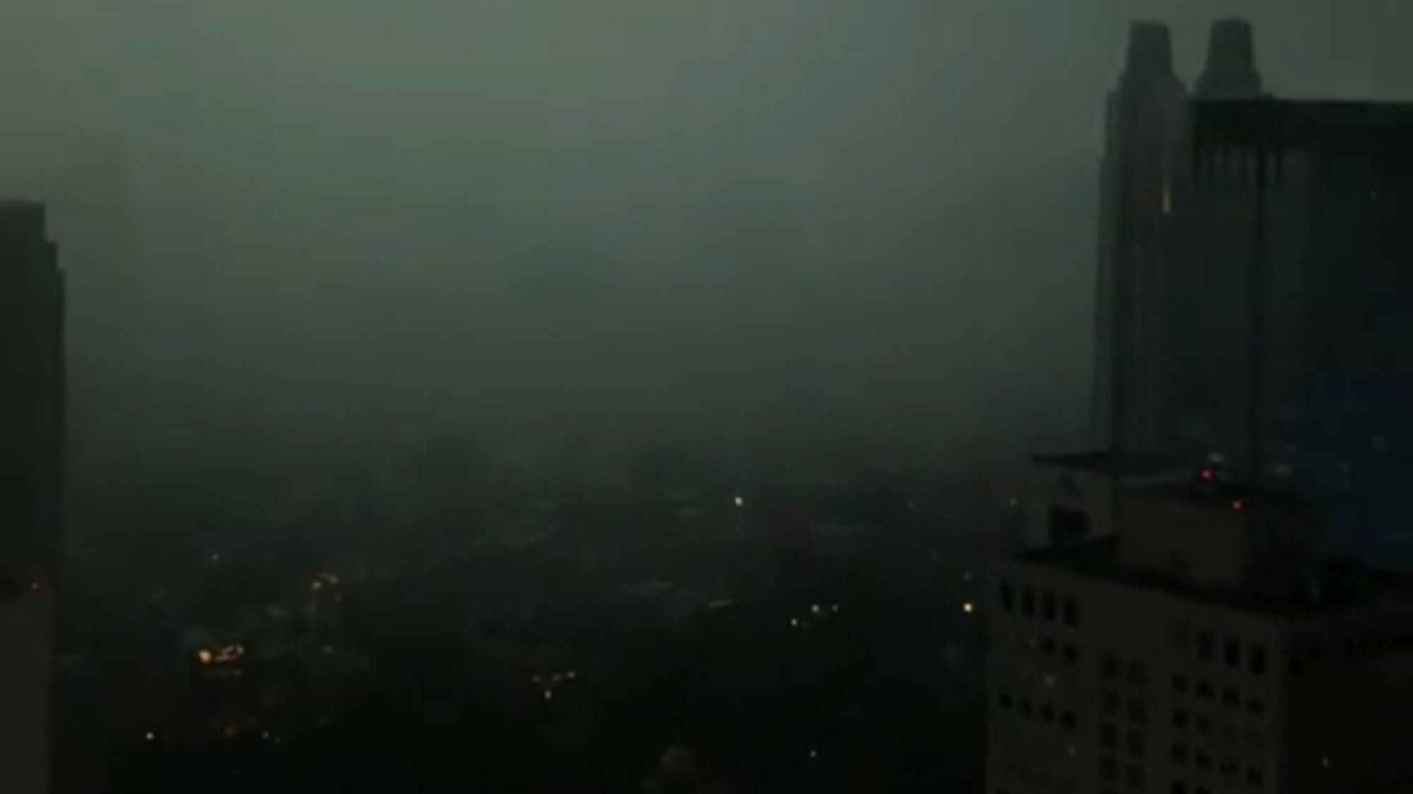 Kabut Tebal Selimuti Jakarta, Warganet: “Kaya Gotham City!”