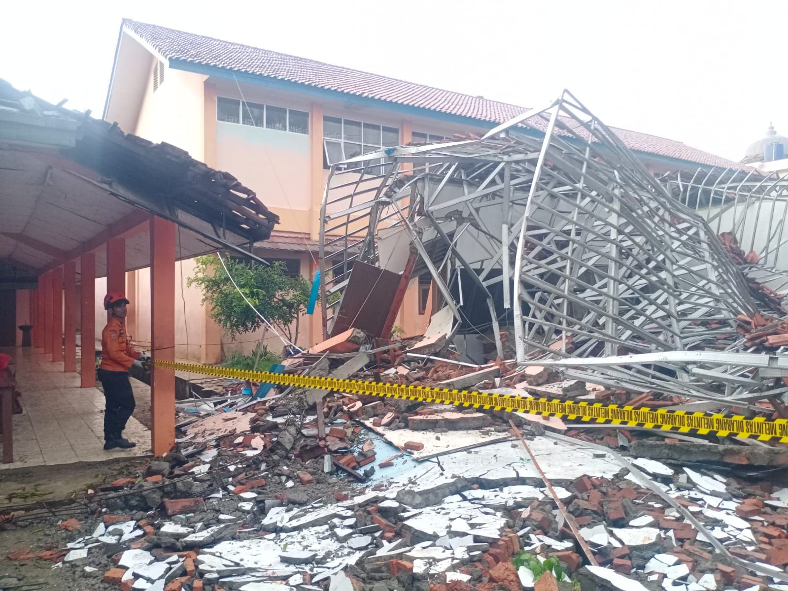 Sekolah di Gunung Putri Tertimpa Pohon, Puluhan Siswa Jadi Korban