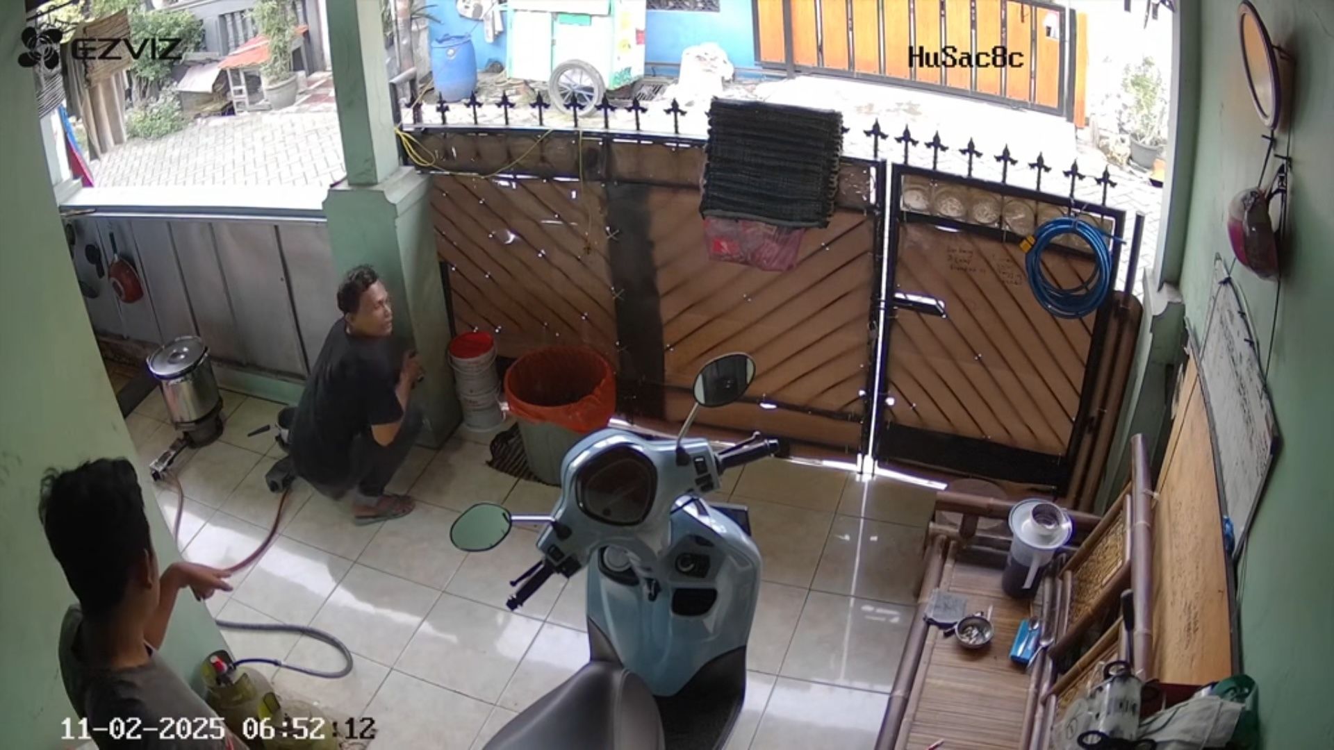 Terekam CCTV, Pemilik Rumah Ini Memergoki Seorang Pria di Terasnya yang Diduga Mau Mencuri