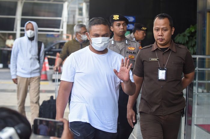 Gubernur Riau Abdul Wahid Tiba di Gedung KPK Usai Terjaring OTT, 9 Orang Dibawa ke Jakarta
