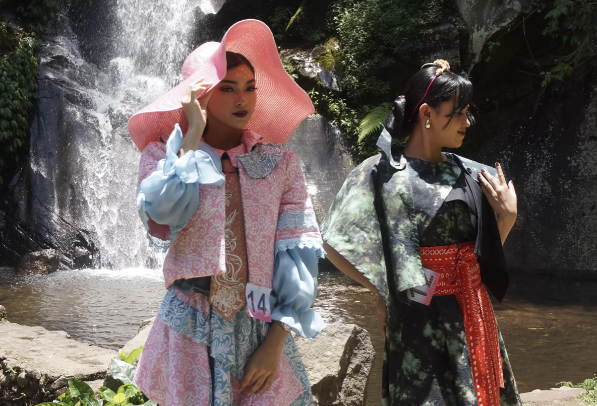 Fashion on the River Tampilkan 20 Model Berbusana Wastra di Air Terjun