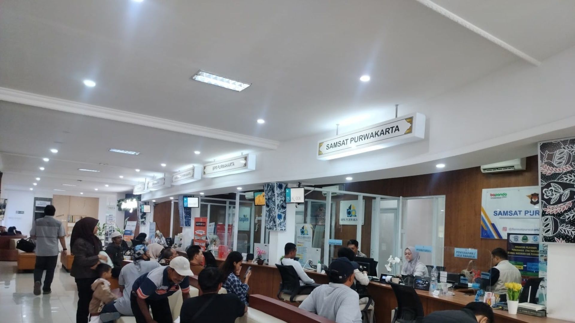 Polantas Menyapa: Satlantas Purwakarta Sosialisasikan Prosedur Penerbitan STNK di Samsat