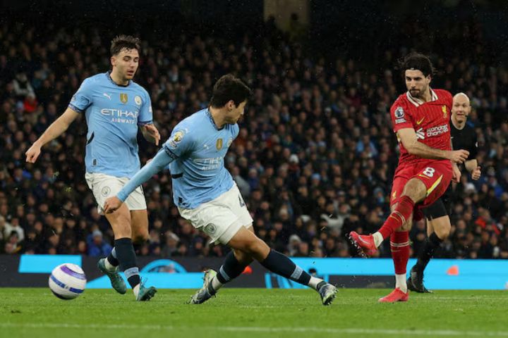Manchester City dan Liverpool Berebut Kesempatan Mengejar Arsenal di Puncak Klasemen Premier League