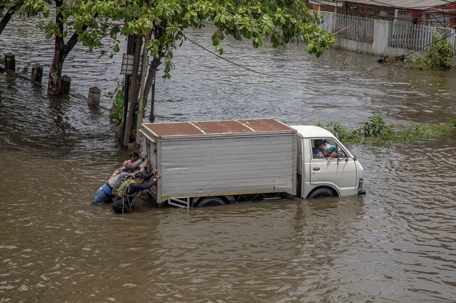 Mengenal Pengertian Waterhammer yang Menghantui Pengendara Selepas Hujan Deras