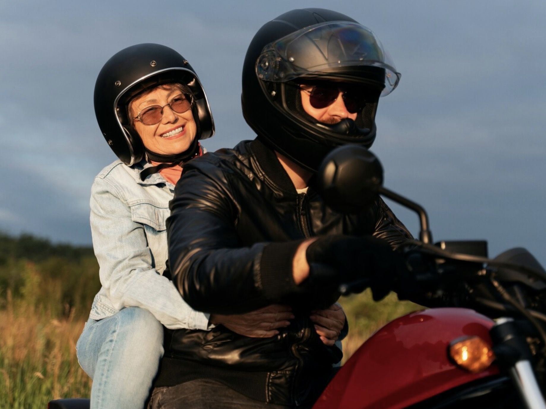 17 Ide Nama Saluran WhatsApp Pecinta Touring dalam Bahasa Inggris, Biar Komunitasmu Makin Keren!