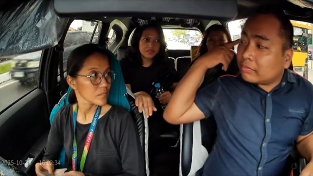 Momen Haru Penumpang Ini Sadar Drivernya Tuli Langsung Respon Pakai Bahasa Isyarat