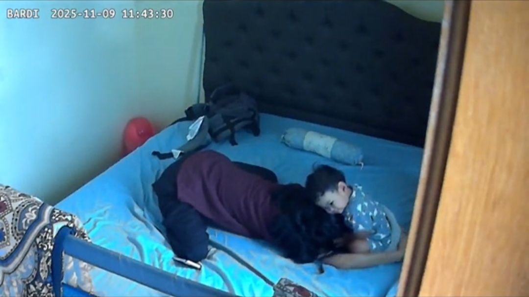 Momen Hangat Anak Kecil Ini Minta Dipeluk Baby Sitternya Saat Bangun Tidur