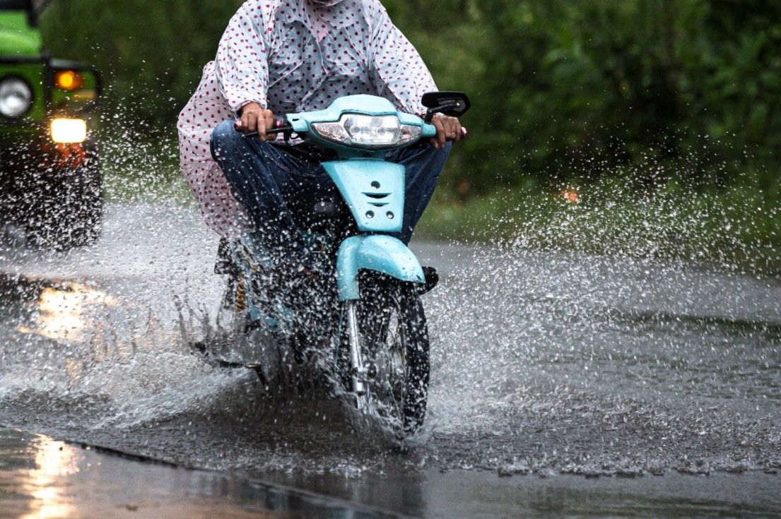 4 Tips Berkendara Motor di Musim Hujan Supaya Tetap Aman