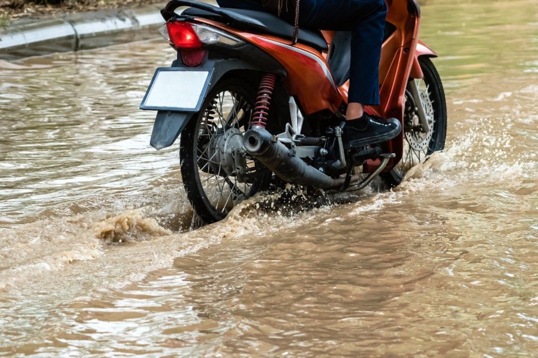 Jangan Terobos Banjir! Ini 4 Tips Aman Berkendara di Tengah Cuaca Ekstrem