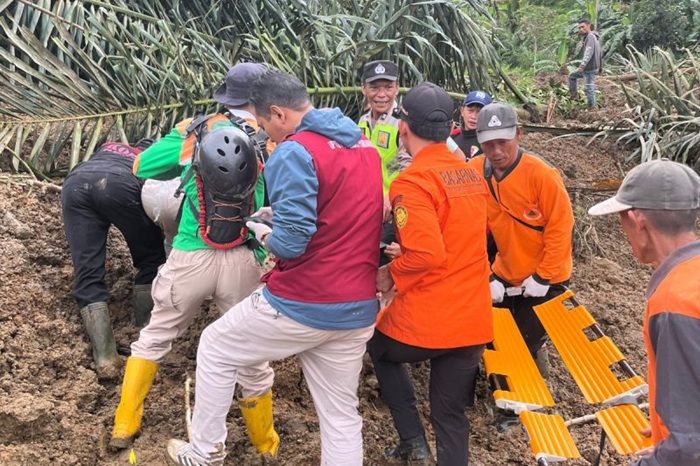 Tim SAR Evakuasi 2 Warga Tewas Longsor Banjarnegara, 27 Orang Dalam Pencarian