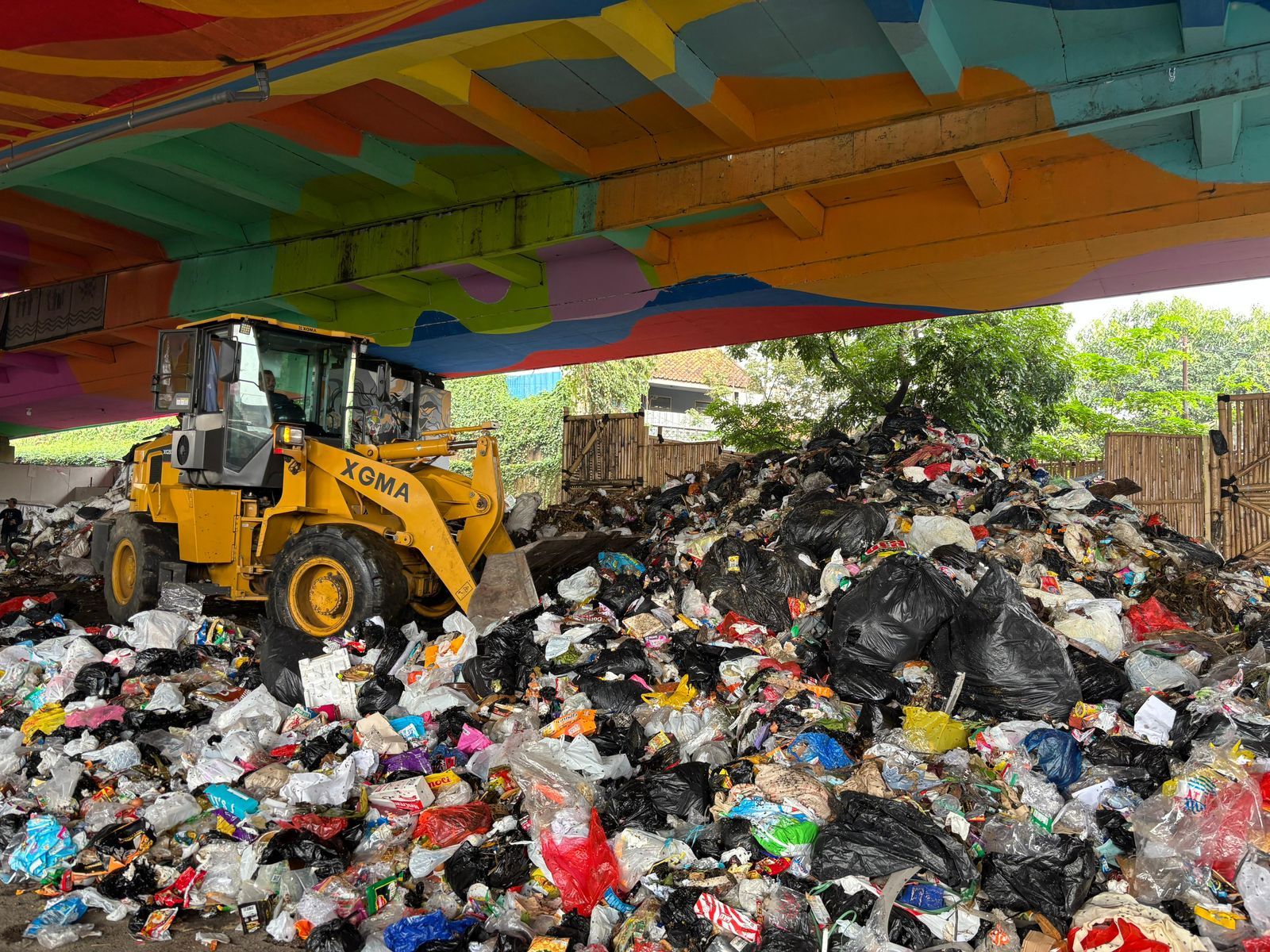 TPS Kolong Jembatan Ditutup, Pemkot Bandung Tegaskan Larangan Buang Sampah Liar