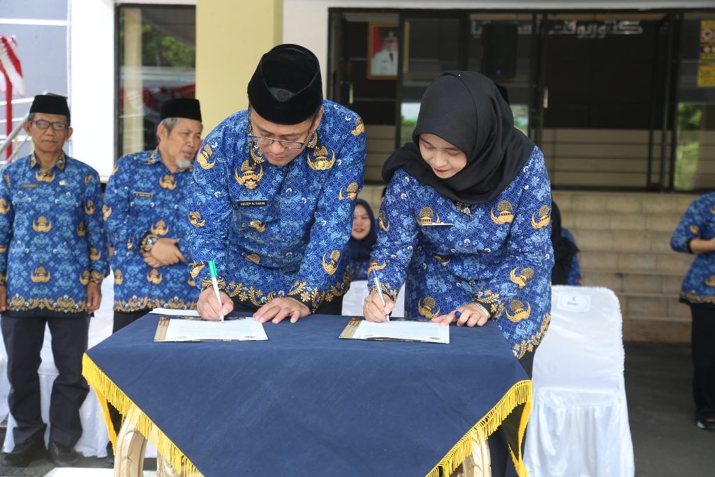 Bupati Tasikmalaya Pimpin Apel Gabungan Sekaligus Serahkan Sertifikat Tanah bagi Pelaku UMKM