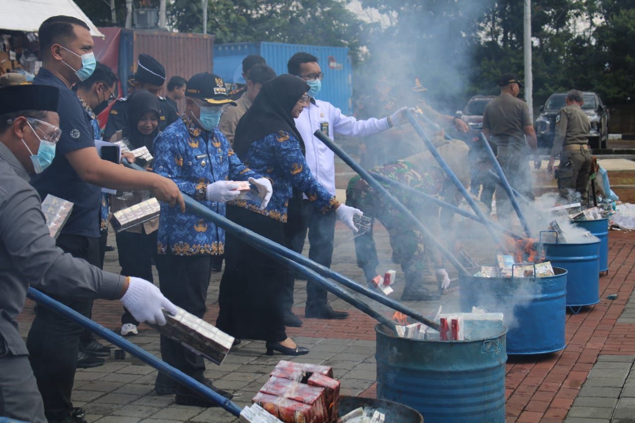 Pemkab Kuningan dan Bea Cukai Musnahkan Jutaan Batang Rokok Ilegal Hasil Penindakan Ciayumajakuning