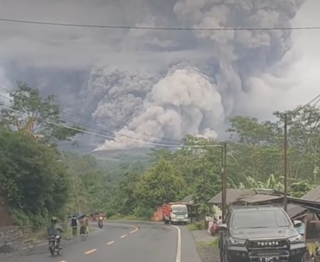Letusan Dahsyat Gunung Semeru Lepaskan Awan Panas Lebih dari 5.000 Meter