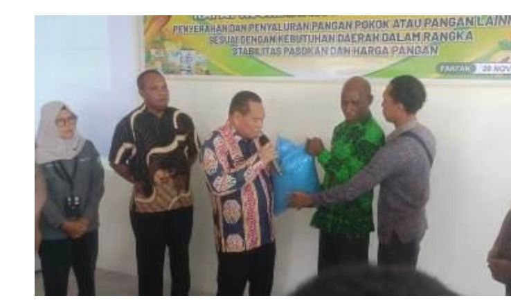 Bupati Fakfak dan Pemprov Papua Barat Salurkan 679 Paket Sembako untuk Warga yang Berhak Menerima