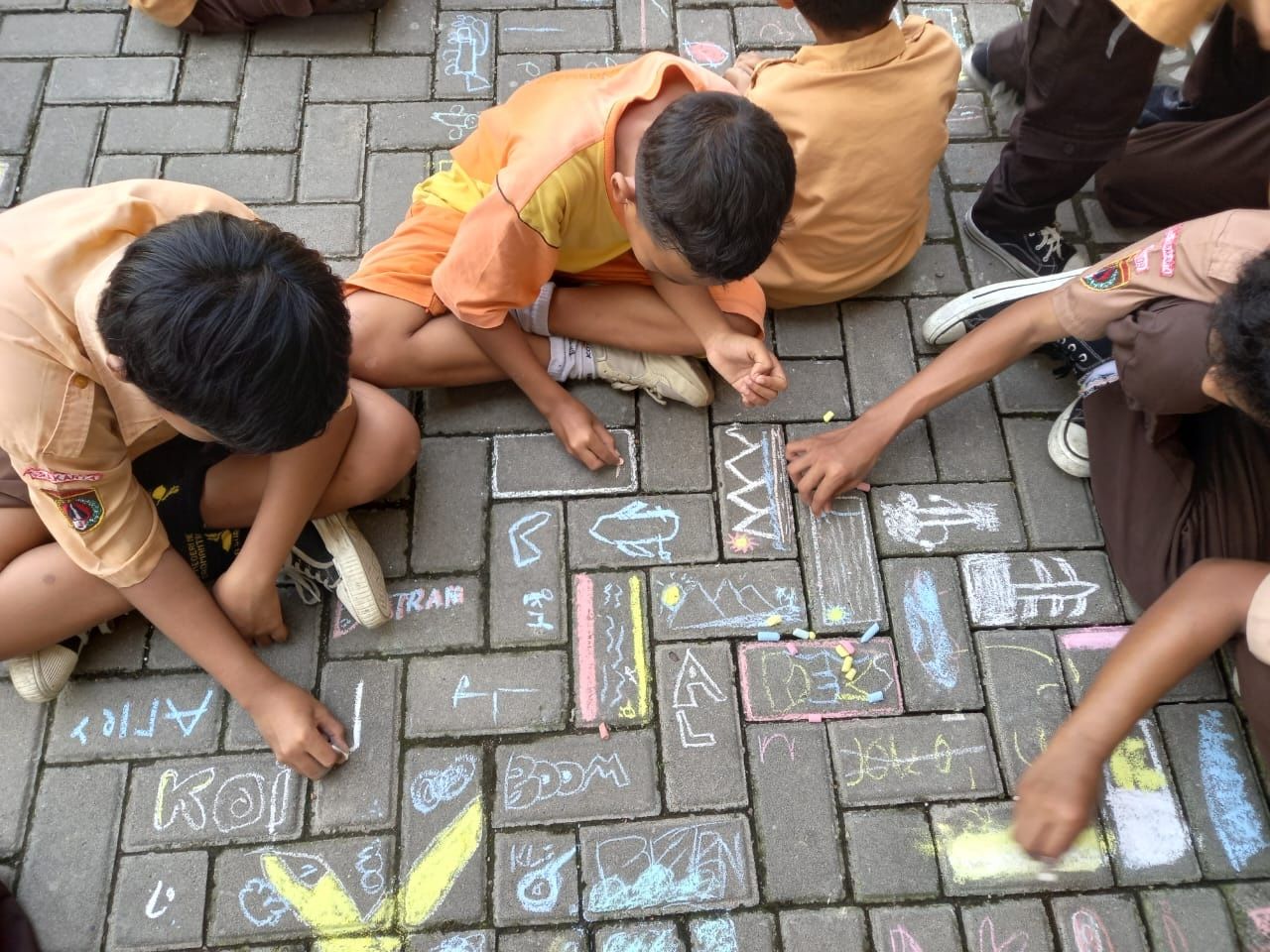 Seru, Komunikotavisual Bareng Puluhan Siswa SD Gelar Menggambar Massal Peringati Hari Anak Sedunia