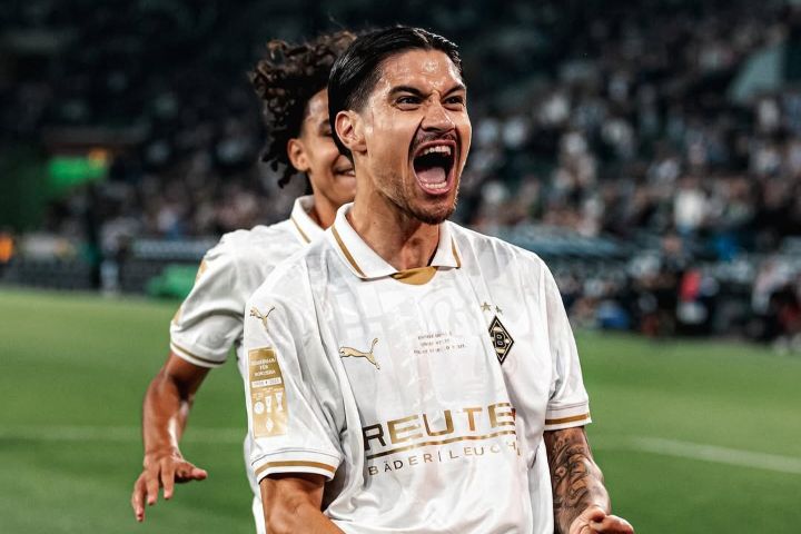 Panutan! Alasan Jersey Dani Alves Jadi Koleksi Paling Berkesan bagi Kevin Diks