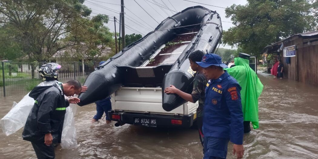 Polairud Lhokseumawe Turun Gunakan Perahu Karet Evakuasi Warga Terendam Banjir