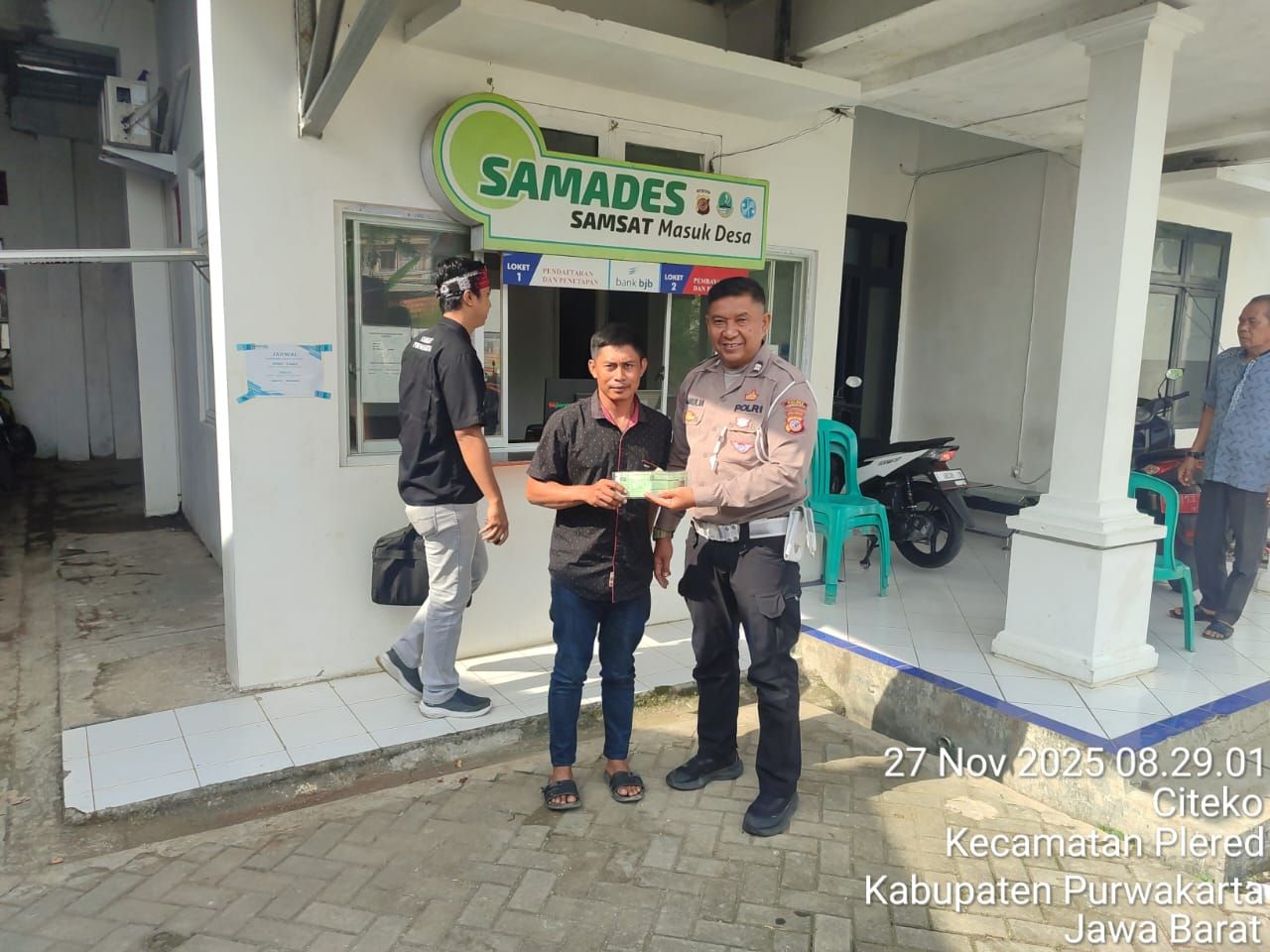 Polres Purwakarta Hadir di Desa Citeko Plered, “Polantas Menyapa” Lewat Program Samsat Masuk Desa