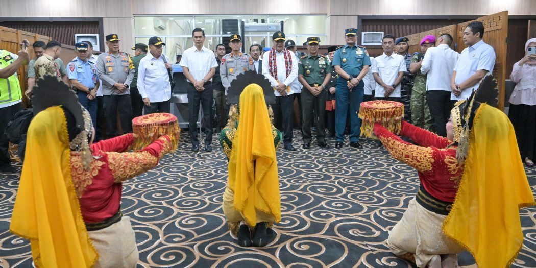 Menko Polkam Djamari Chaniago Mendarat di Aceh, Disambut Peusijuek Adat
