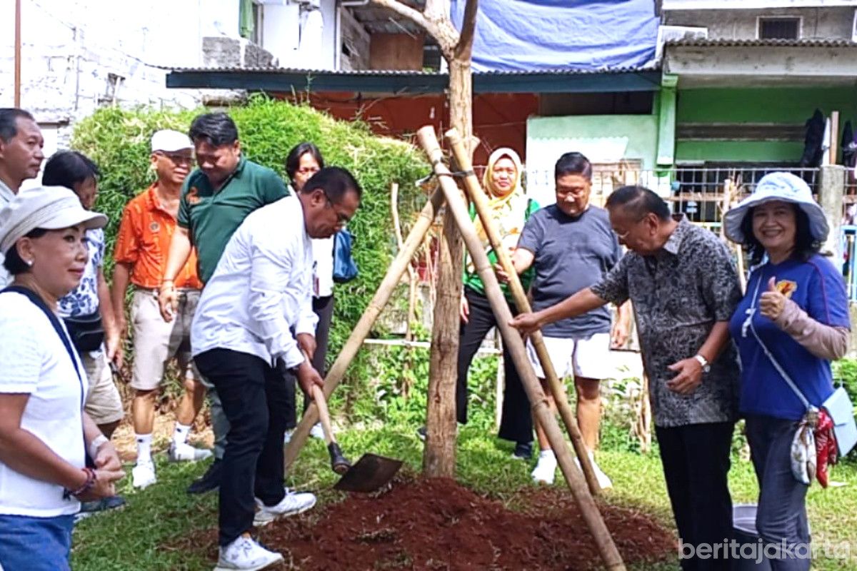 Warga Diajak Merawat Pohon Baru di Kompleks Green Garden