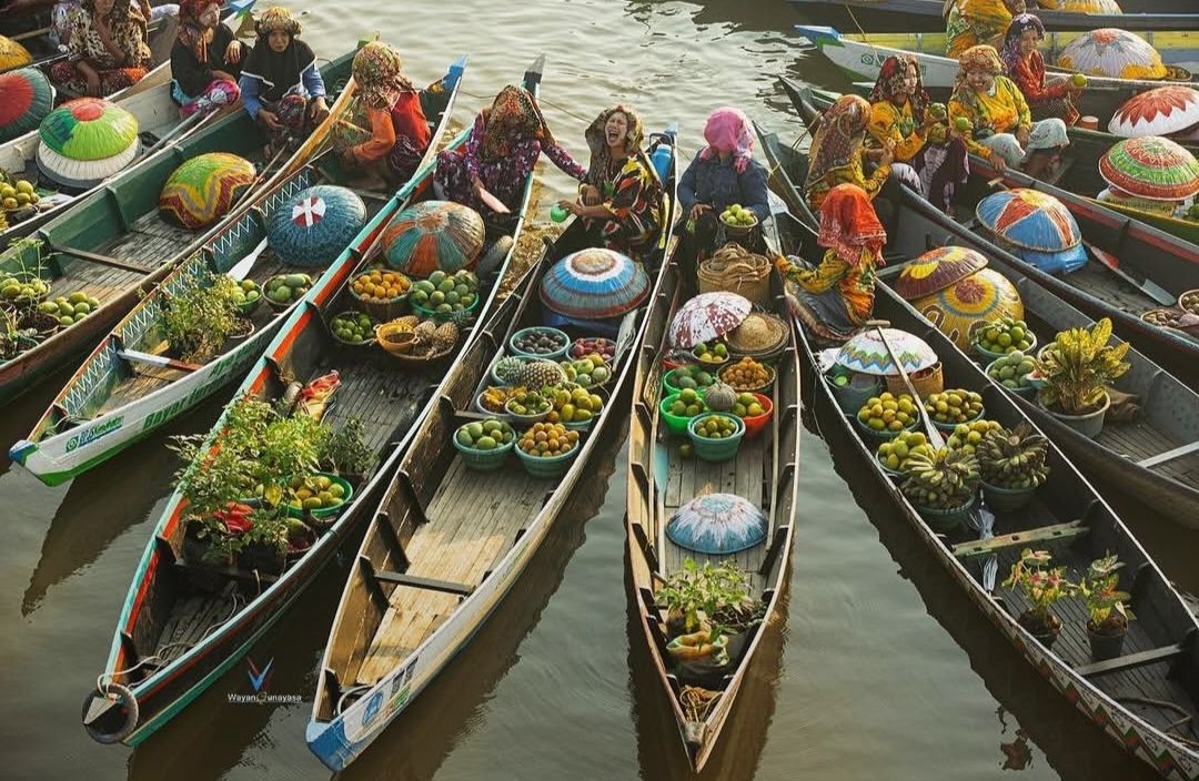 Harmoni di Atas Air: Kisah Abadi Pasar Terapung Lokbaintan dan Muara Kuin