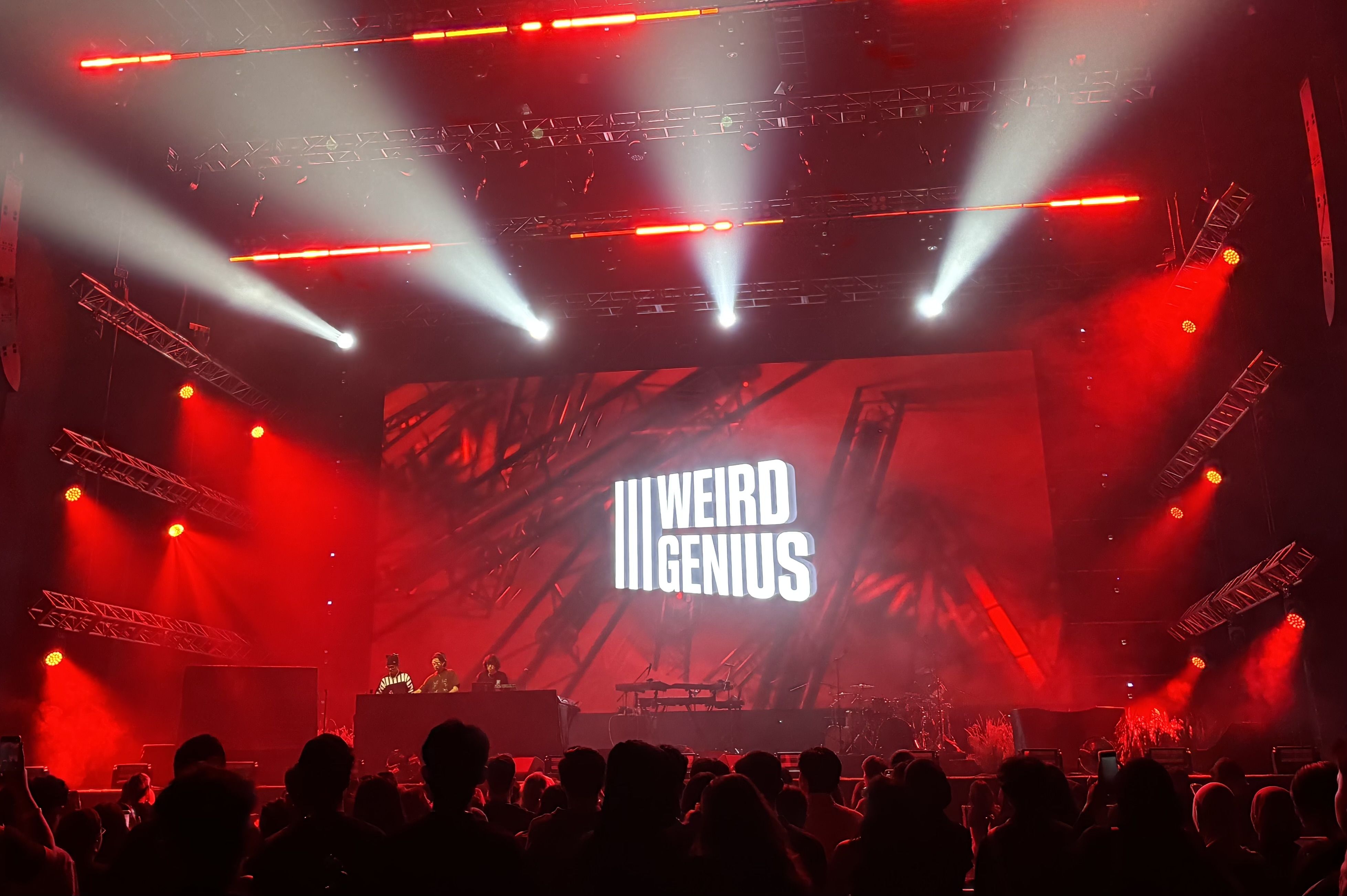 Pecah! Weird Genius Jadi Pembuka Konser Rich Brian Where Is My Head?