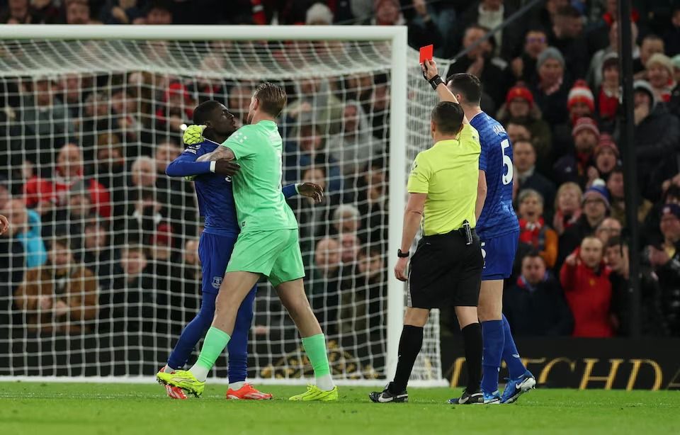 Tampar Rekan Sendiri, Banding Kartu Merah Idrissa Gueye Ditolak Premier League
