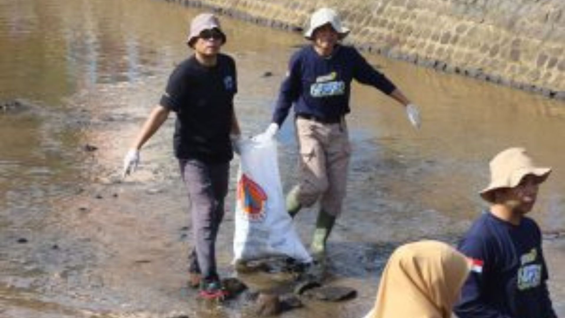 KORPRI Kuningan Gelar Aksi Bersih Sungai Surakatiga Peringati HUT ke-54