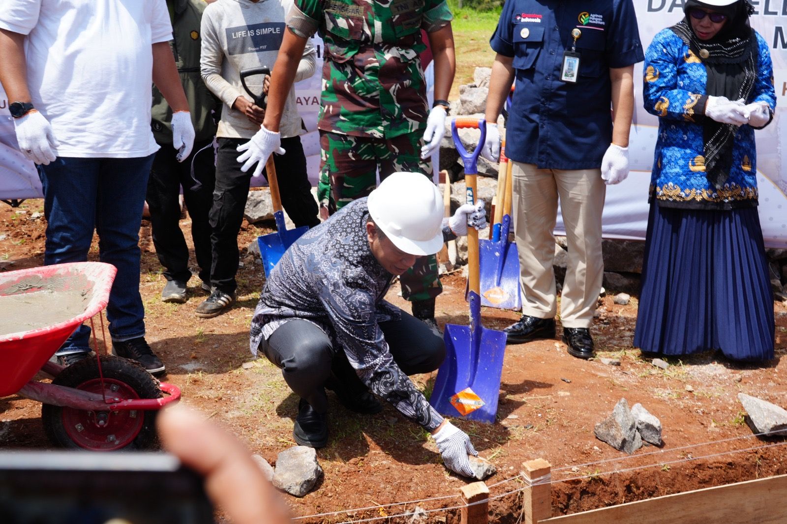 Bupati Bogor dan Menkop UKM Resmikan Peletakan Batu Pertama Koperasi Merah Putih Pakansari